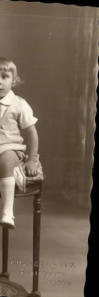 Enfant assis sur un tabouret — studio photographique — CH. GEORGEON à Migennes Yonne - Vorderseite