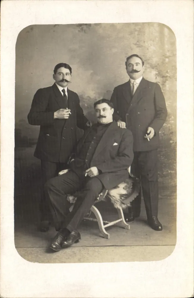 Três homens em traje — estúdio fotográfico — sem editor ou número visível - Frente