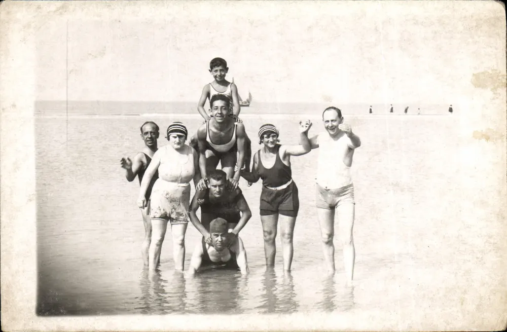 Gruppe von Personen in einer Pyramide am Strand — Seriennummer nicht sichtbar - Vorderseite