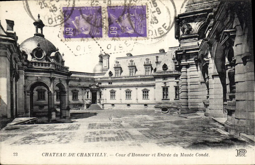Schloss Chantilly — Cour d'Honneur und Eingang zum Musée Condé — JND Phot. - Vorderseite