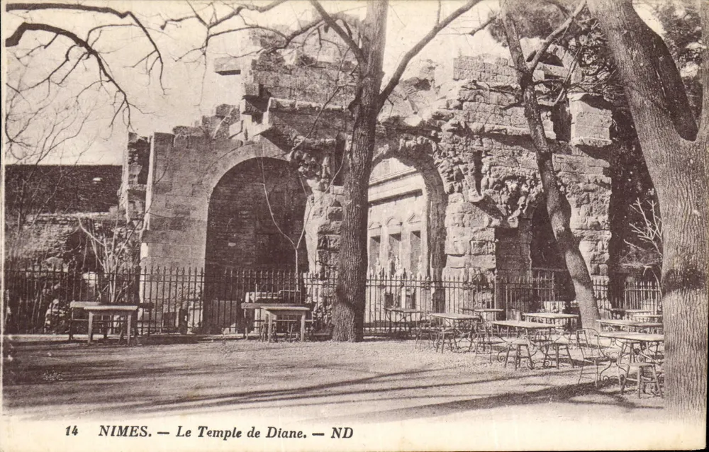 Nîmes — O Templo de Diane — ND - Frente