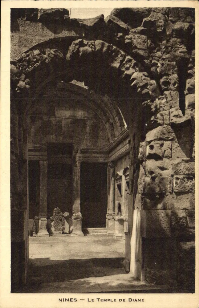 Nîmes — O Templo de Diana — Ruínas romanas - Frente