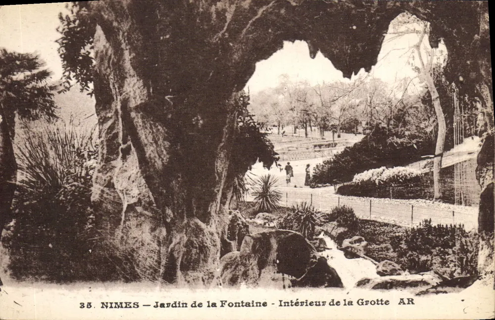 NIMES — Jardin de la Fontaine — Innenansicht der Höhle — AR - Vorderseite