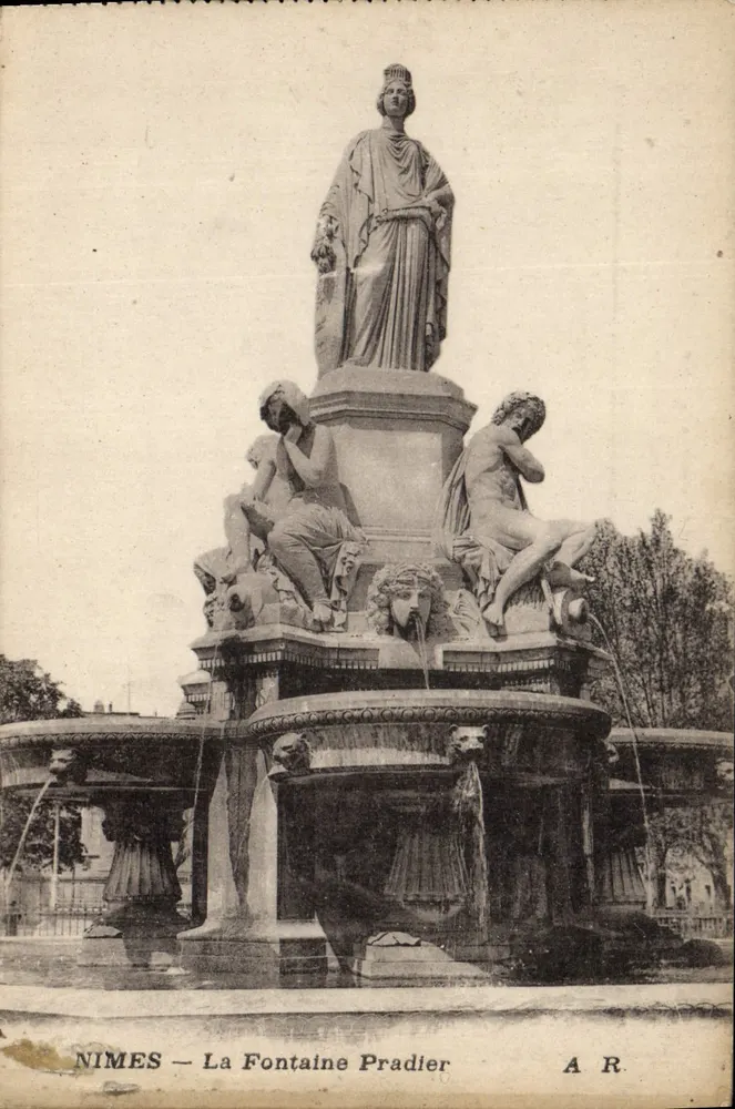 Nîmes — Fontaine Pradier — A R - Frente