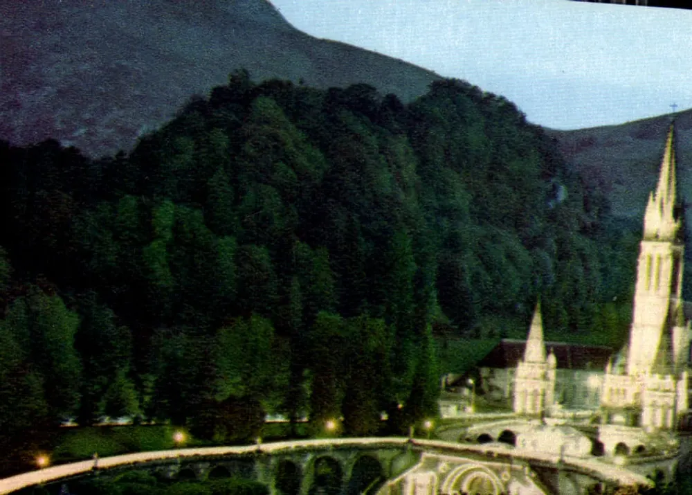 Lourdes — La Basilique Illuminée et la Procession aux flambeaux — Edition A. Doucet - Vorderseite