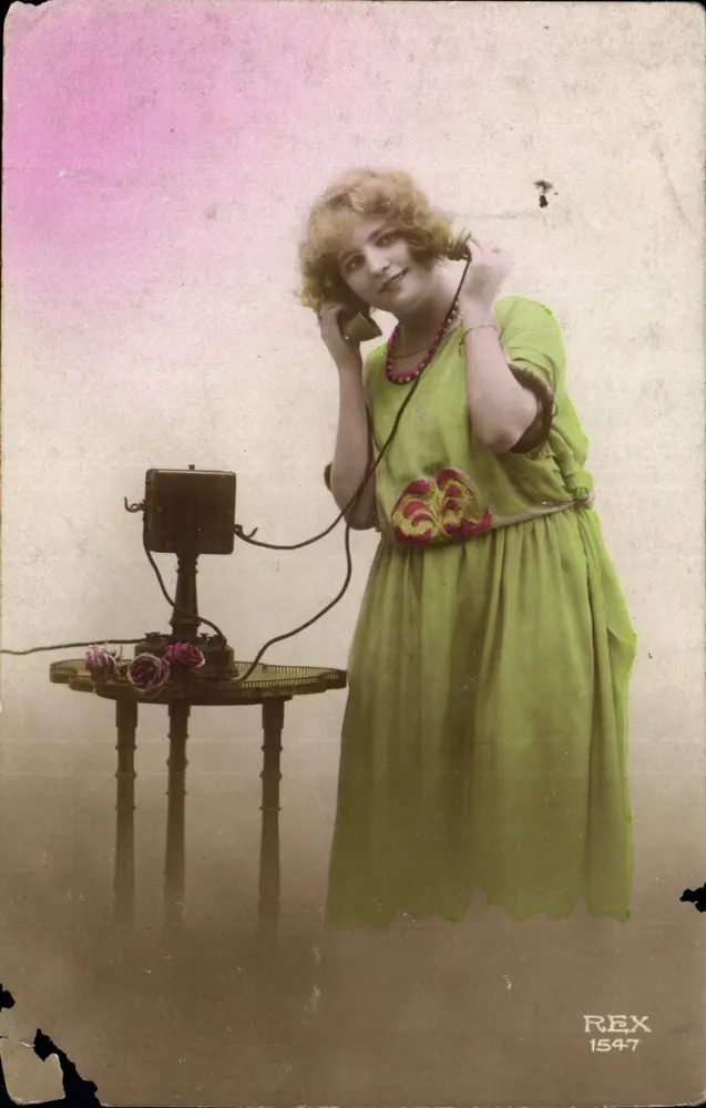 Jovem mulher ao telefone — editor REX, n° 154-7 - Frente