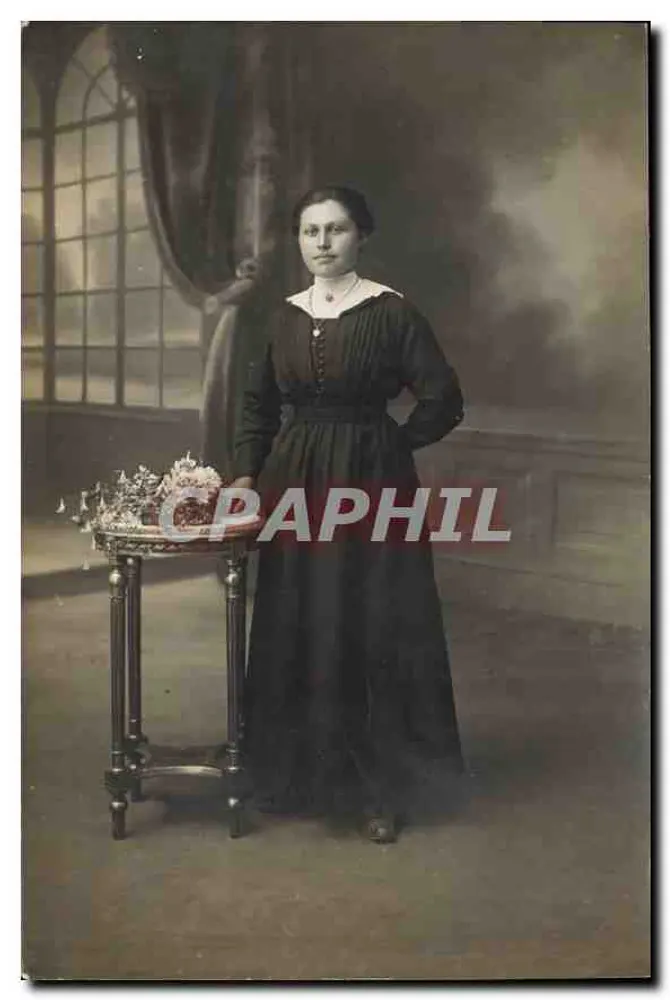 Mulher com vestido preto — estúdio fotográfico — editor desconhecido - Frente