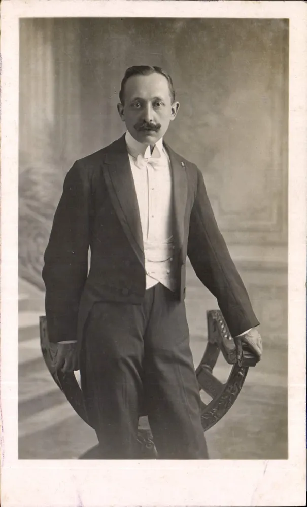 Retrato de um homem em traje de festa — Studios London & Provinces — n° 6145 - Frente