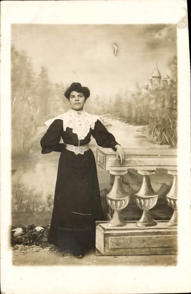 Mulher em vestido preto com colarinho branco — estúdio com decoração de castelo — editor CPHIL, Paris - Frente