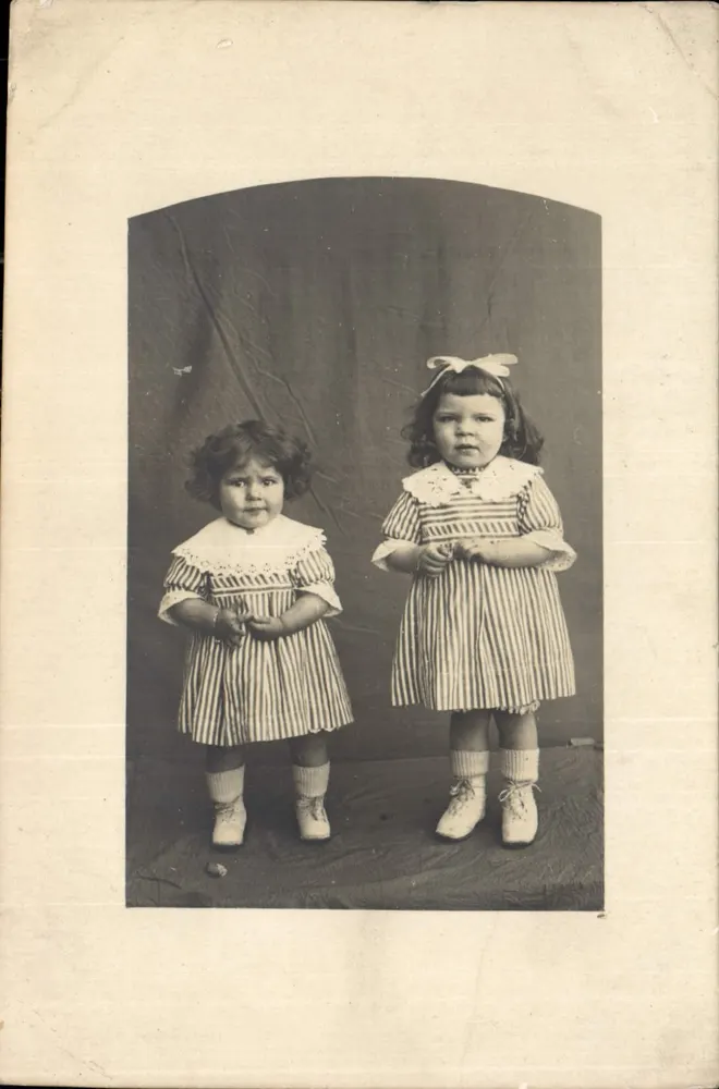 Duas jovens — estúdio fotográfico — Benbyrres - Frente