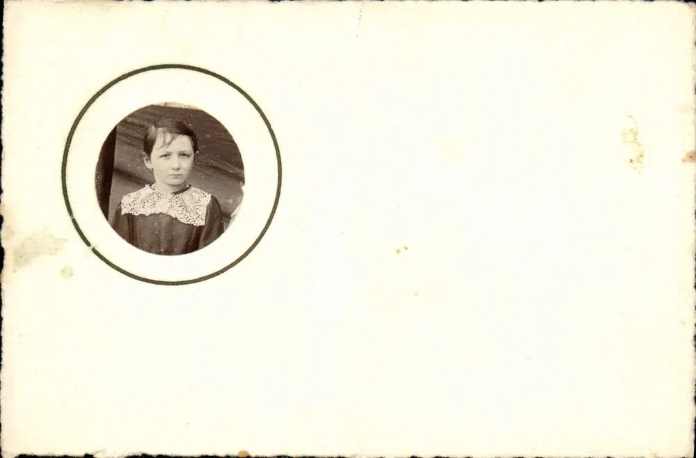 Menina — retrato circular — carta postal francesa - Frente