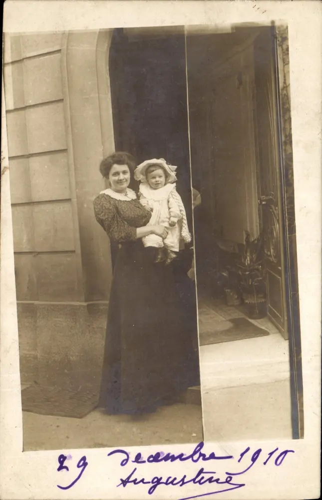 Frau mit einem Kind — vor einer Tür — datiert 29. Dezember 1910 — Augustiné - Vorderseite