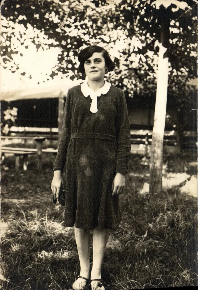 Jovem mulher — jardim ou parque - Frente