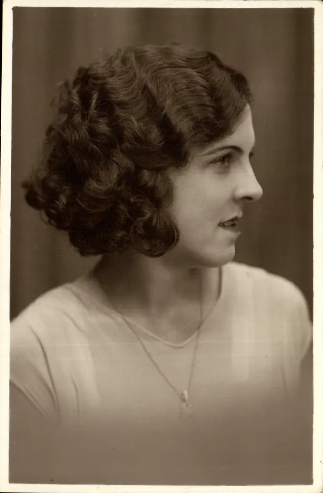 Retrato de mulher — anos 1930 — editor desconhecido - Frente
