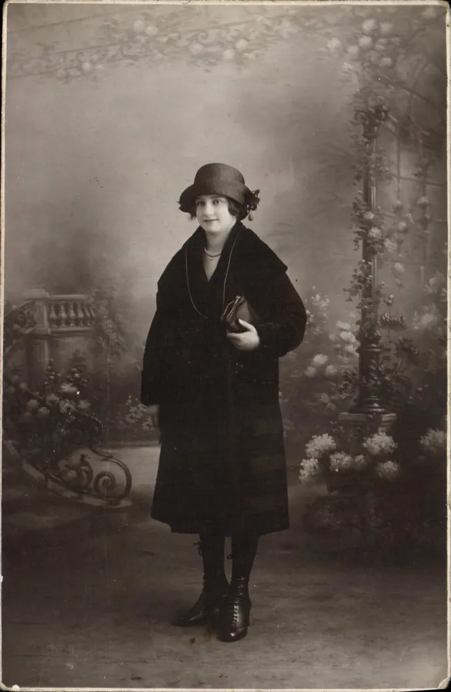 Mulher jovem com casaco — estúdio — Gradnot, Paris - Frente