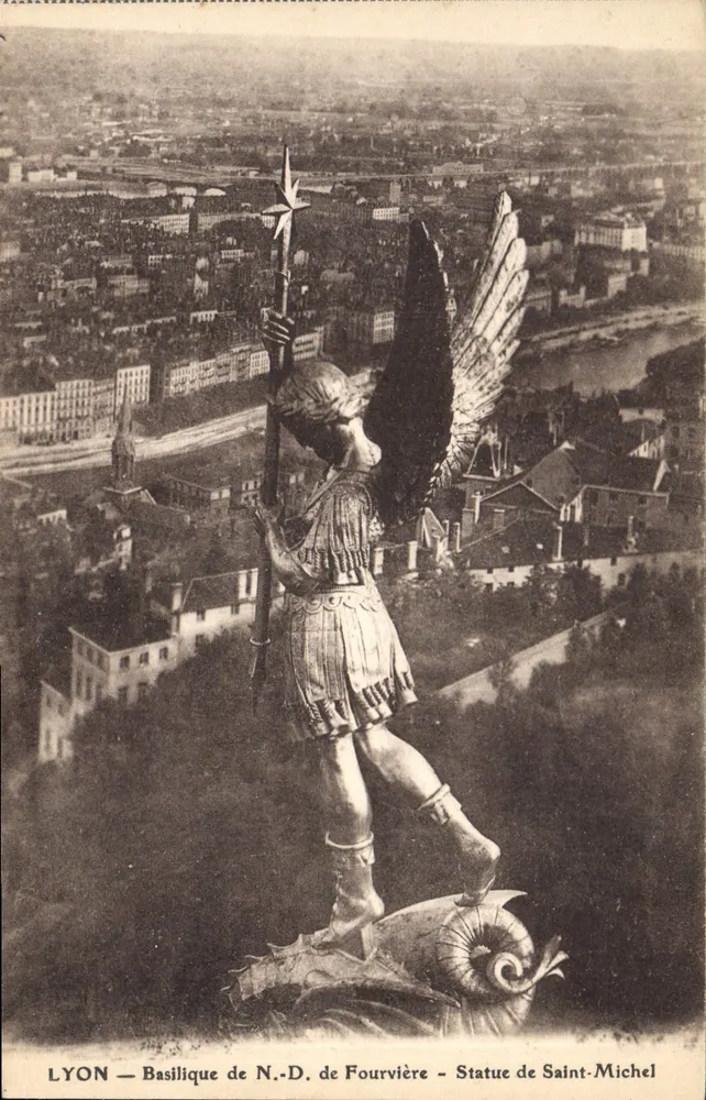 LYON — Basilika Notre-Dame de Fourvière — Statue des Michaels - Vorderseite