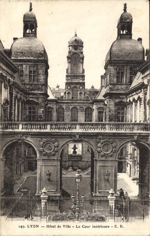 LYON — Hotel de Ville — A Cour interior — E. R. n°249 - Frente