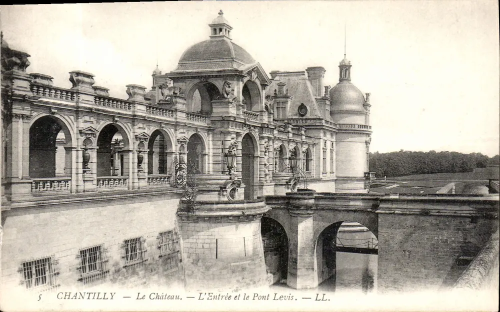Chantilly — Schloss — Eingang und Pont Levis — LL. - Vorderseite