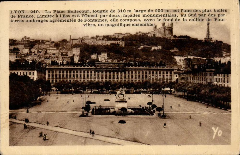 LYON - A Place Bellecour — vista panorâmica com estátua equestre — J. Cellard, 10, Montée du Chemin Neuf, Lyon - Frente