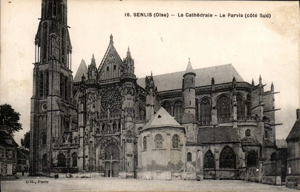 Senlis (Oise) — La Cattedrale — Il Piazzale (lato Sud) — L'Hôte, Parigi, n°16 - Recto