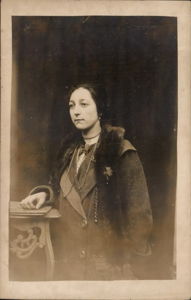 Retrato de uma mulher — época final do século XIX-início do século XX — sem editor ou número visível - Frente