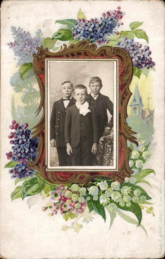 Drie jongens — Parijs — Foto P. Aubek, Parijs - Voorkant