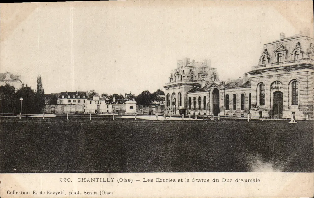 Chantilly (Oise) — As Estabulagens e a Estátua do Duque d'Aumale — Coleção E. de Rozycki, fot. Senlis (Oise) - Frente