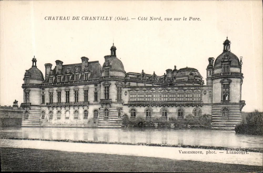Schloss Chantilly (Oise) — Nordseite, Blick auf den Park. — Vandenhove, phot. — Liancourt - Vorderseite