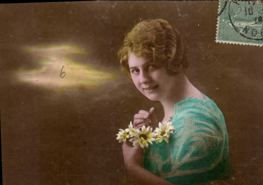 Jeune femme — portrait avec couronne de fleurs — éditeur non visible - Frente