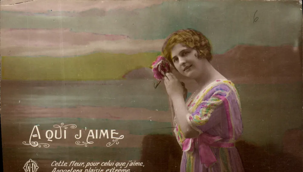 Mulher segurando uma flor — A QUI J'AIME — WD - Frente