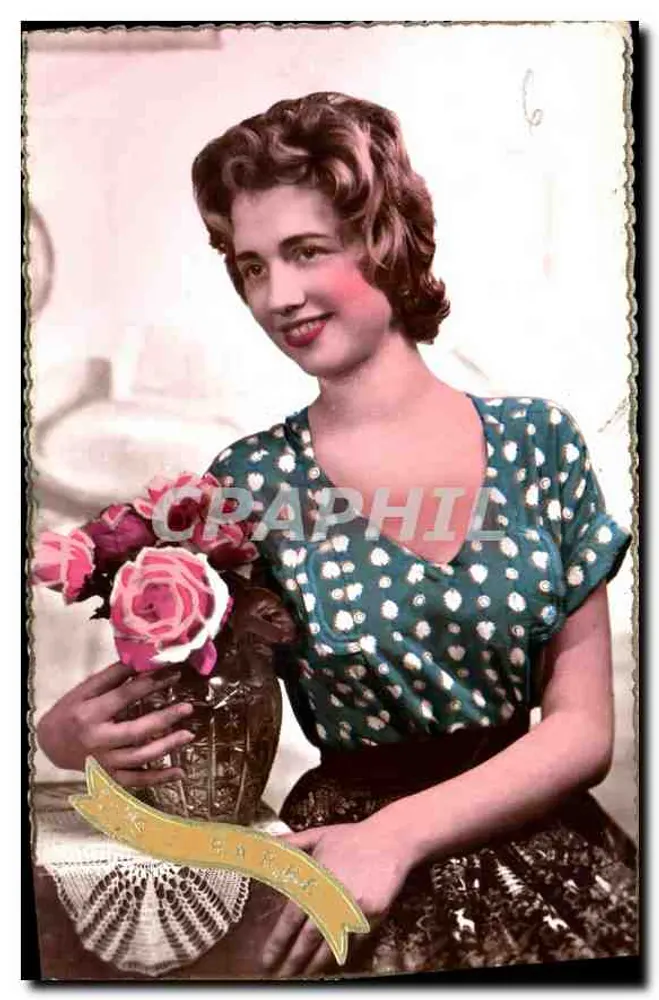 Jovem mulher com buquê de rosas — C.P.A. — Impressora Noëter - Frente