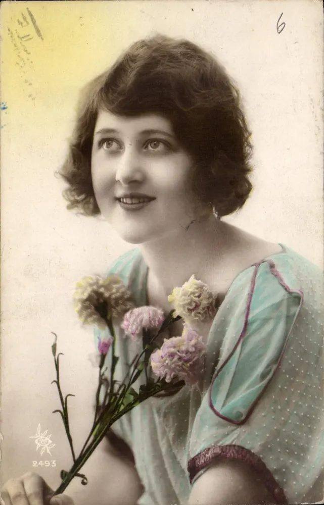 Mulher jovem sorridente — com buquê de flores — editor '2493' - Frente