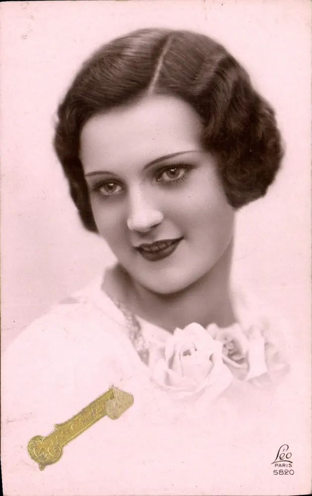 Mulher jovem sorridente — retrato — Léo Paris 5820 - Frente