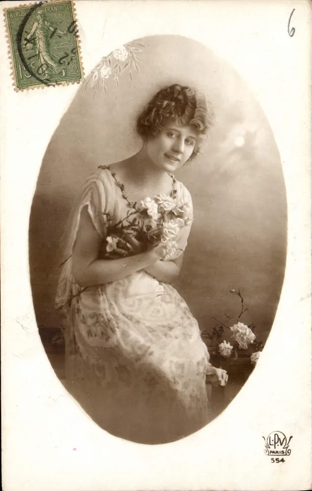 Mulher jovem em vestido florido — retrato de estúdio — L.P.M. Paris 554 - Frente