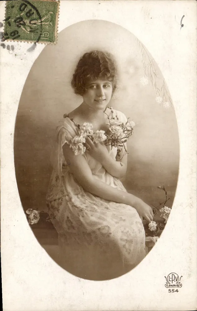 Jovem mulher em vestido com estampas — retrato de estúdio — V.L.P.M. Paris 554 - Frente