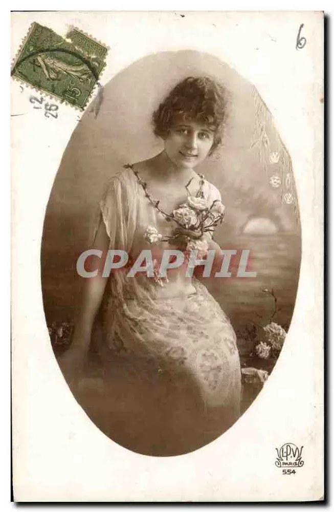 Jovem mulher em vestido florido — fotografia — VLPW Paris 554 - Frente