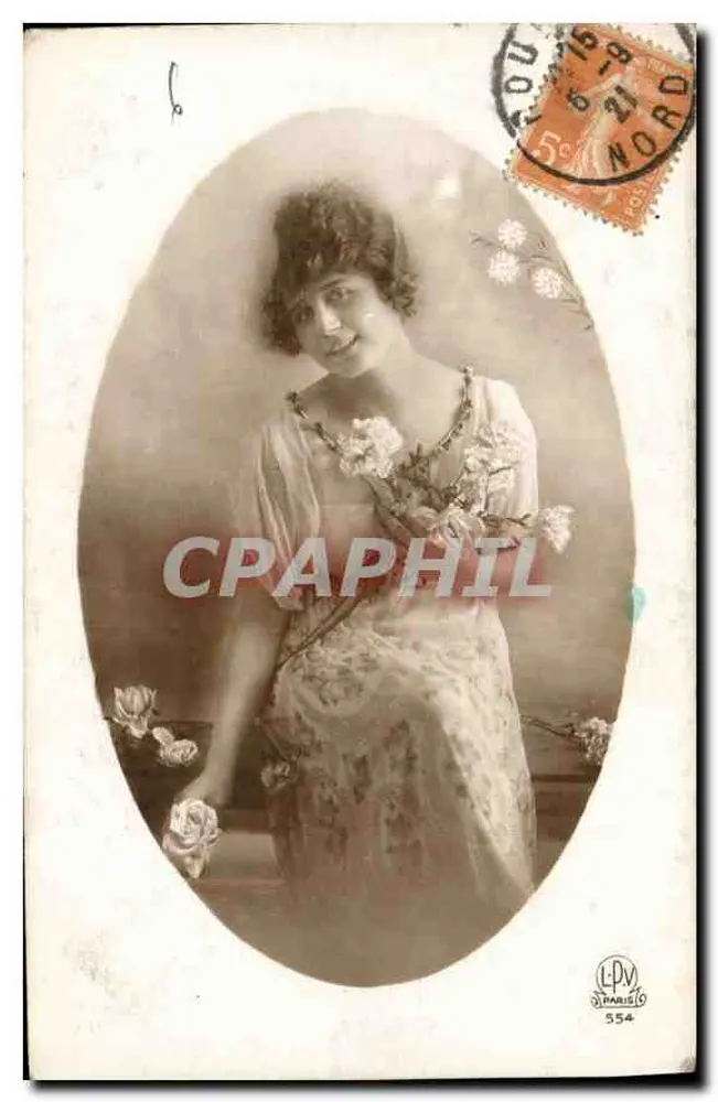 Jovem mulher em vestido florido — retrato de estúdio — LPV, Paris, n°554 - Frente