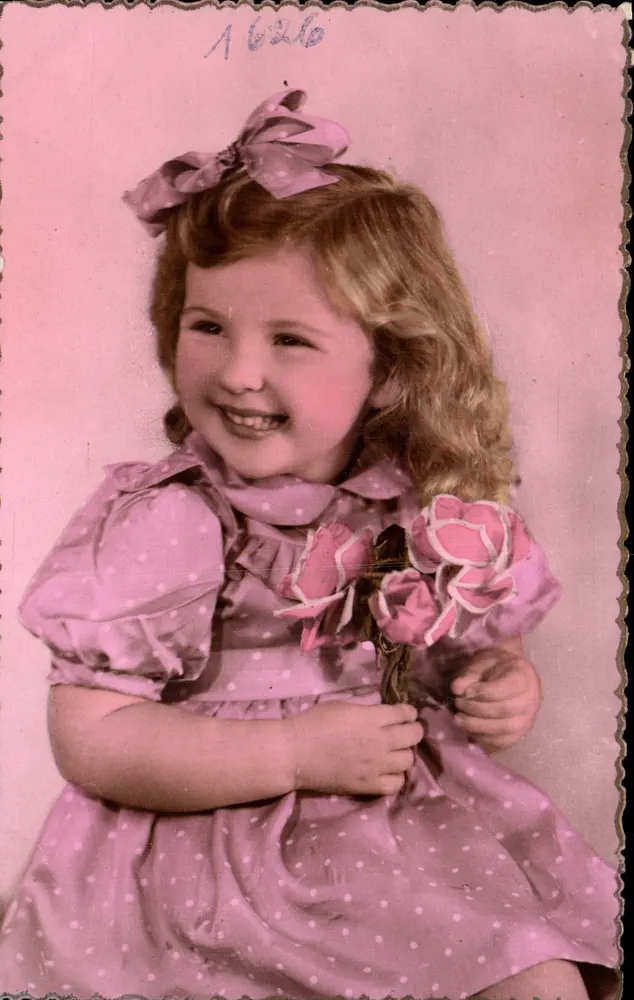 Menina com vestido rosa estampado — com buquê de rosas — n°1626 - Frente