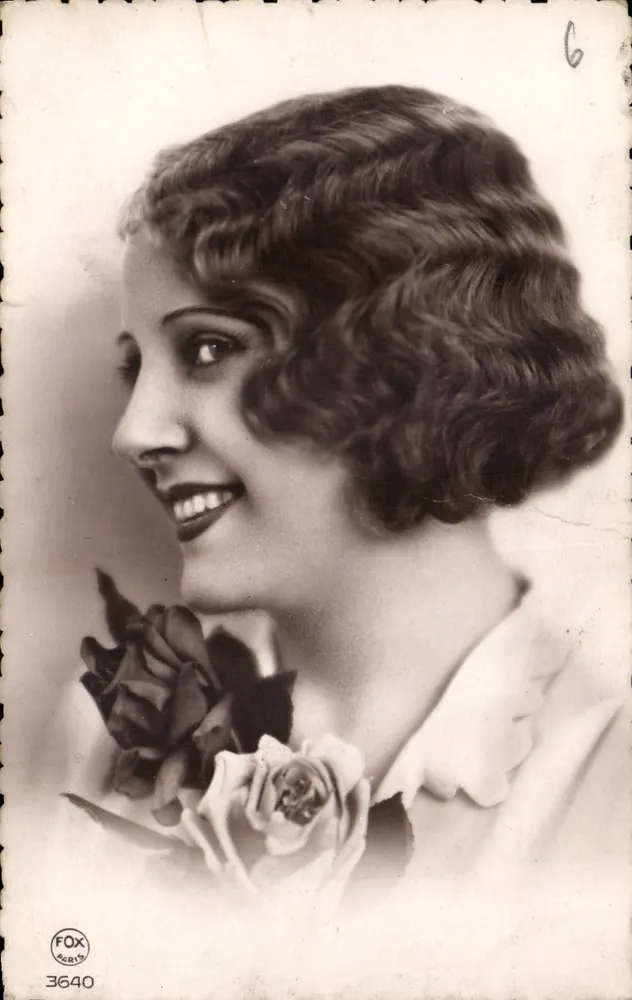 Mulher jovem sorridente — com rosa — editada por FOX PARIS n° 3640 - Frente