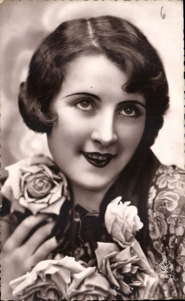 Mulher jovem sorridente — rosas — editor RAT NOJER n°1567 - Frente