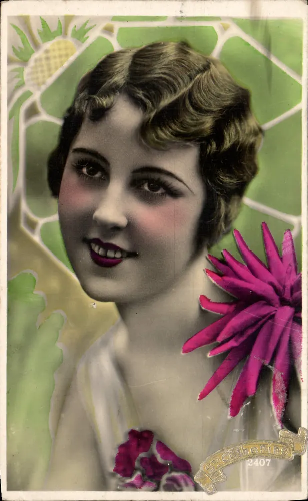 Mulher jovem sorridente — decoração floral — Catherine Inc. n°2407 - Frente