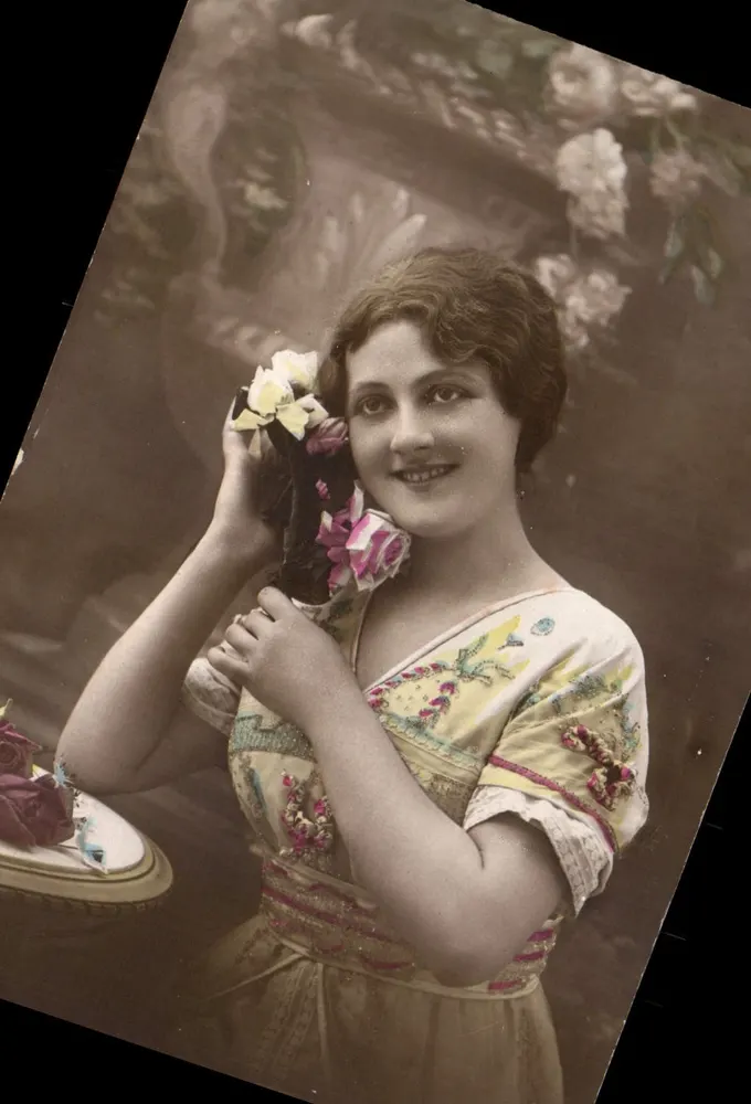 Jovem mulher em vestido bordado — com buquê de flores — fabricação francesa - Frente