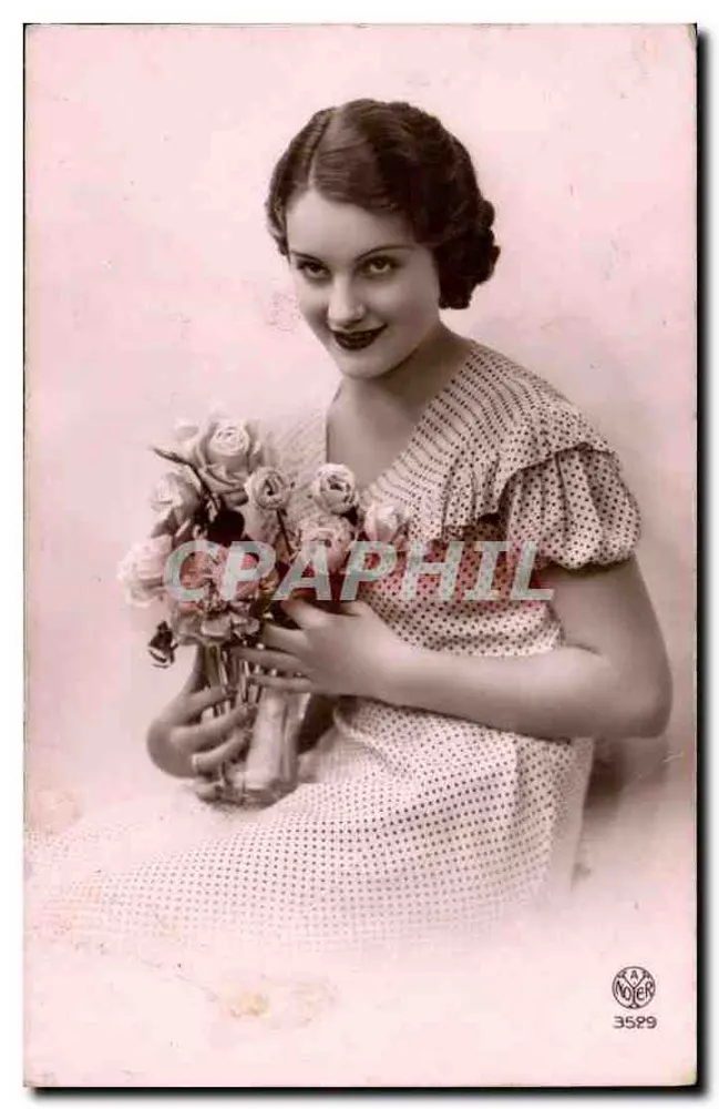 Jovem mulher sorridente — segurando um buquê de rosas — editada por KAT NÖYER n° 3529 - Frente