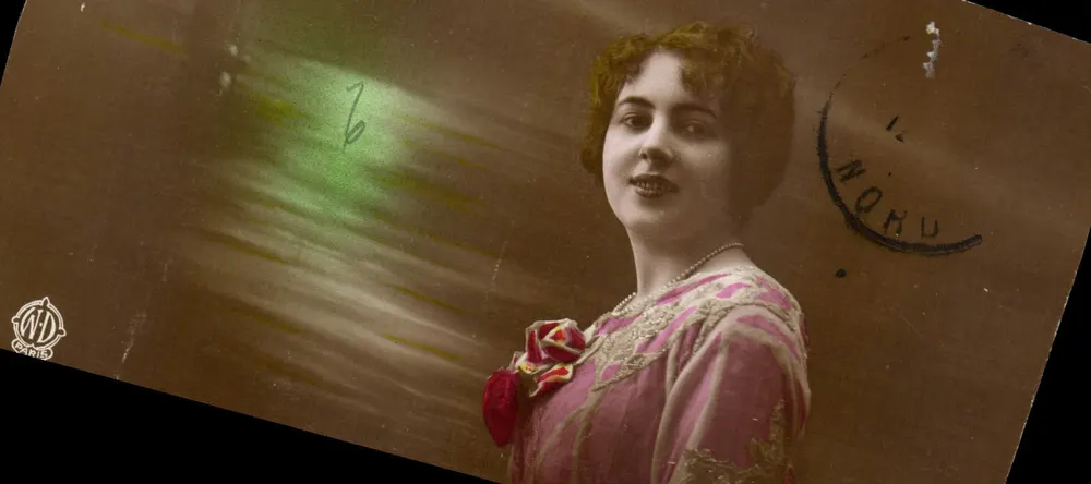 Jovem mulher em vestido rosa — editor WD CARITE — n° de série 6 - Frente