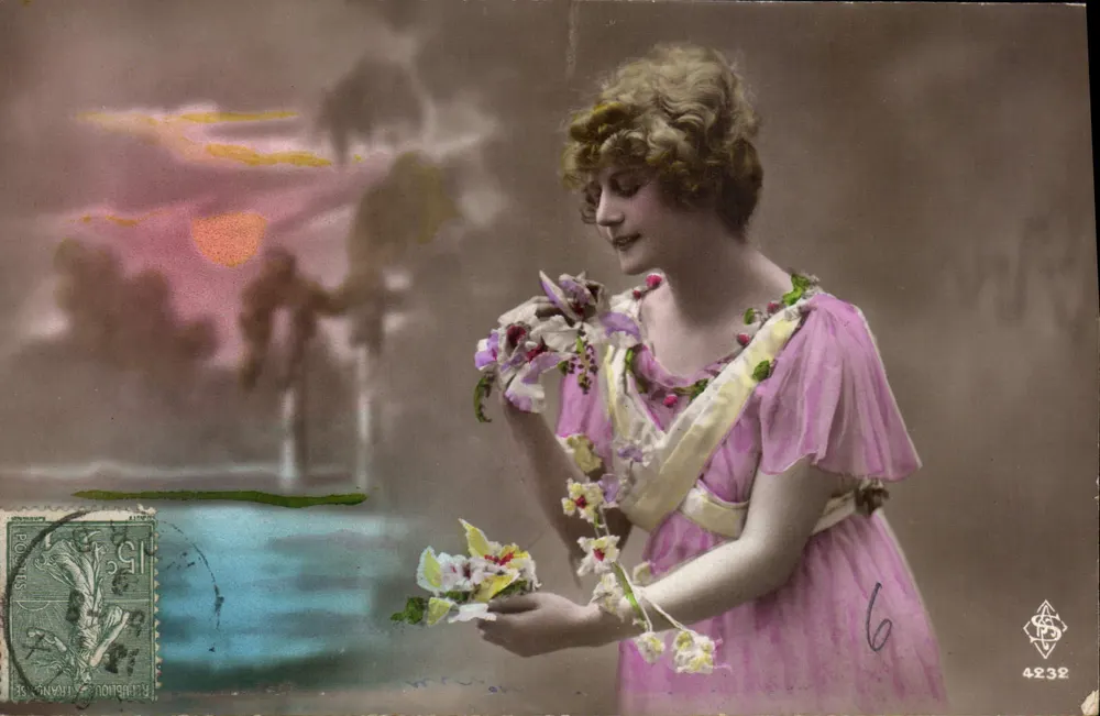 Jovem mulher em vestido rosa segurando flores — editor PS, n° 4232 - Frente
