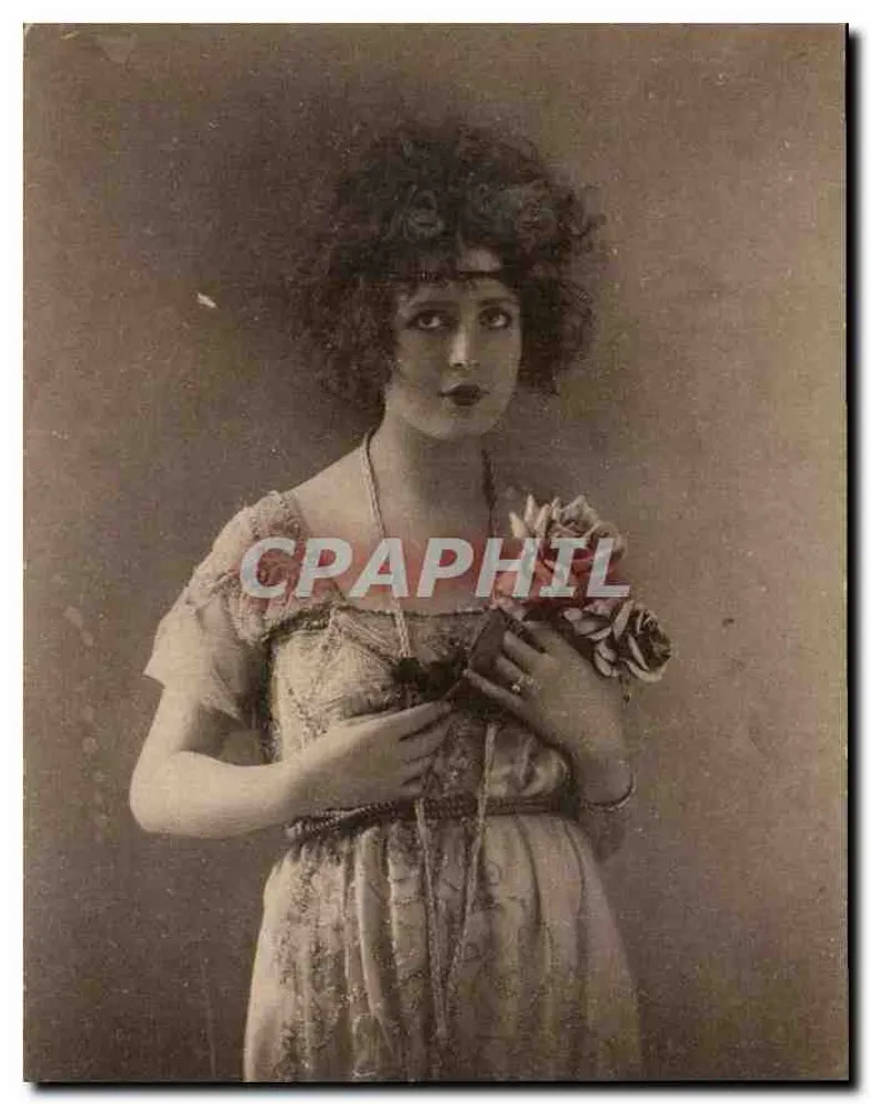 Mulher jovem em vestido com motivos — retrato — Fabricação Francesa - Frente