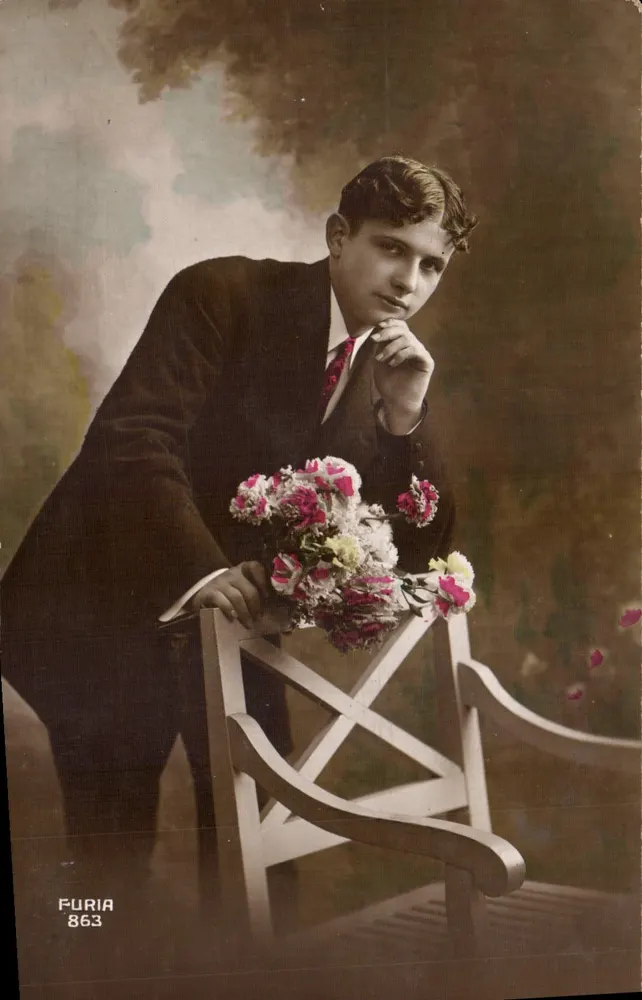 Jovem homem em traje — com buquê de flores — Furia 863 - Frente
