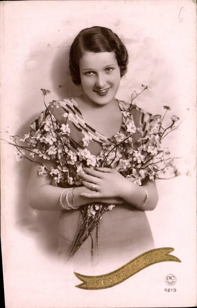 Lächelnde Frau mit Blumenbouquet — Frohe Geburtstage — P-C Paris n°4219 - Vorderseite