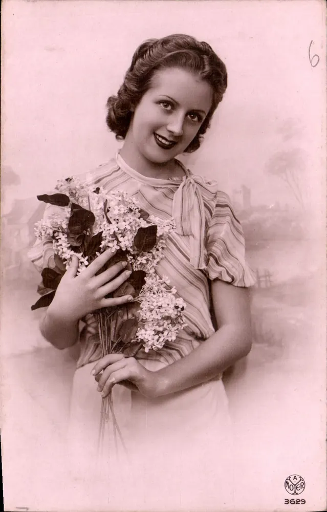 Mulher jovem sorridente — com buquê de flores — editor R.A. NOJER, n° 3629 - Frente