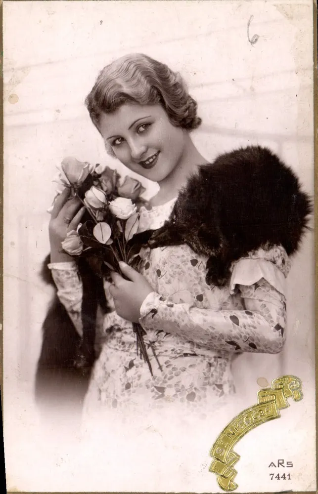 Mulher jovem sorridente — com buquê de rosas e pele de animal — editor St Nicolas, n° 7441 - Frente